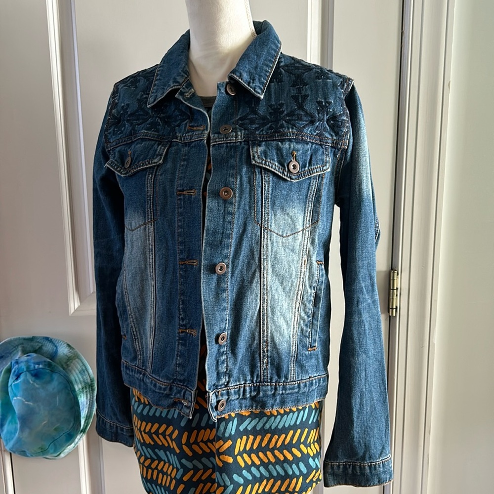 Forever21 Womens Jean Jacket Tribal print embroidered M